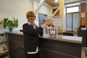 dépot de lunettes dans l'urne de solidarité